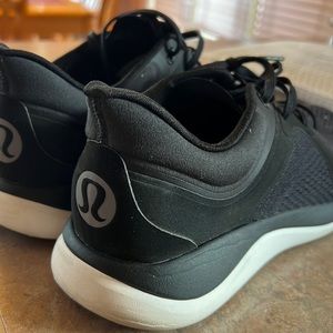 Brand new lululemon tennis shoes-(chargefeel workout low)